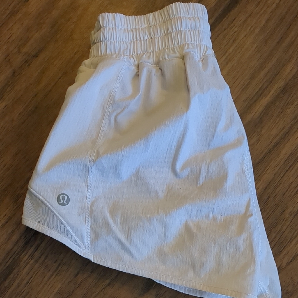 LULU WHITE HOTTY HOT SHORTS SZ 4